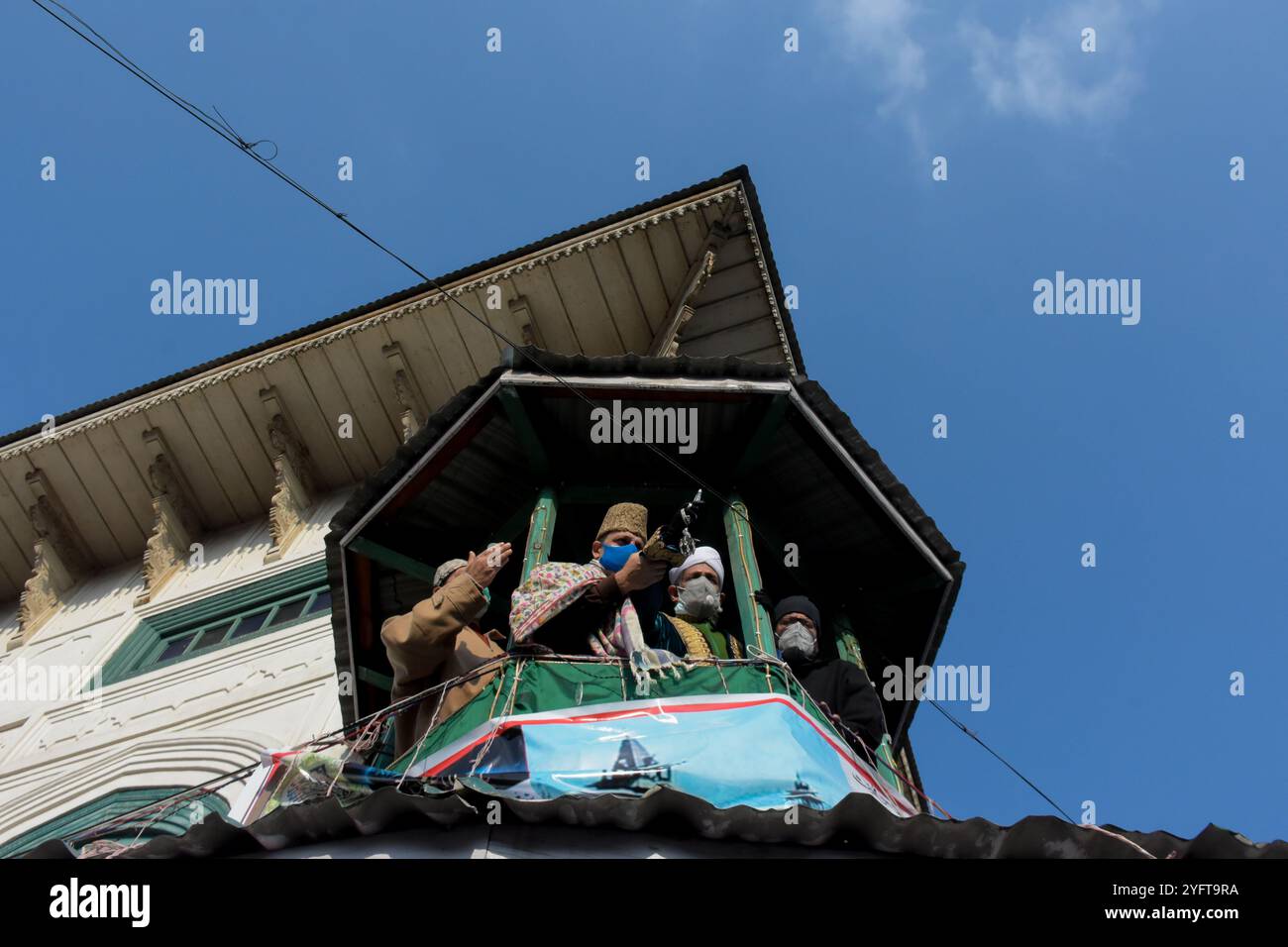 Srinagar, Kaschmir. 27. November 2020. Die Gläubigen versammeln sich, um am Vorabend des jährlichen Urs, dem Todestag des Sufi-heiligen Scheich Abdul Qadir Jeelani, am Khaniar-Schrein in Srinagar im indischen Kaschmir zu beten. Eine große Gemeinde von Gläubigen versammelte sich, um die Urs des heiligen des 11. Jahrhunderts zu beobachten, ein sunnitischer muslimischer Prediger und Theologe, der als Begründer der Qadiriyya tariqa des Sufismus galt. Während der Urs wurde der Menge Gläubiger ein heiliges Relikt ausgestellt Stockfoto