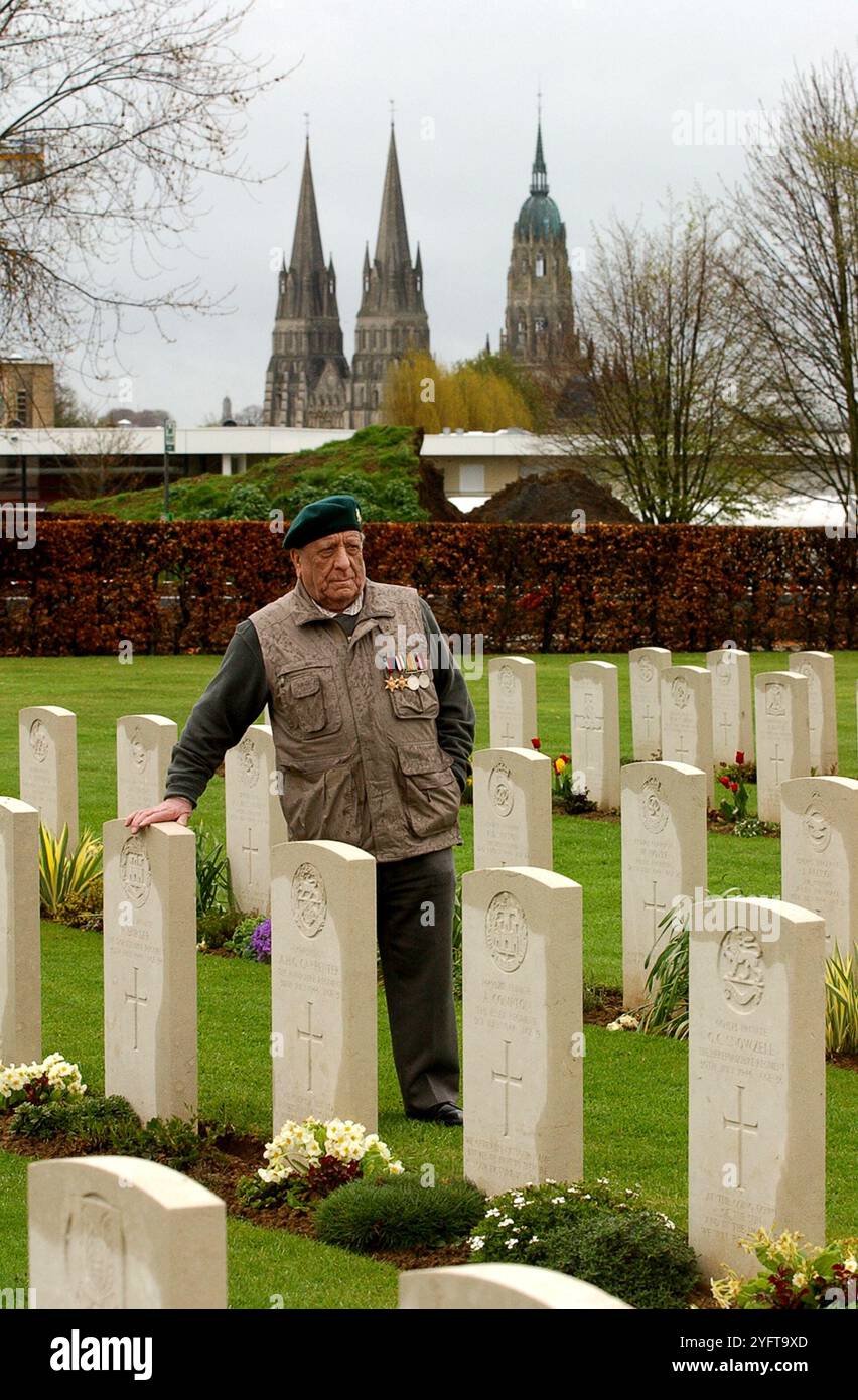 Frank Spittle, Veteran der Normandie D Day, auf dem Commonwealth war Cemetary in Bayeux zum 60. Jahrestag Stockfoto