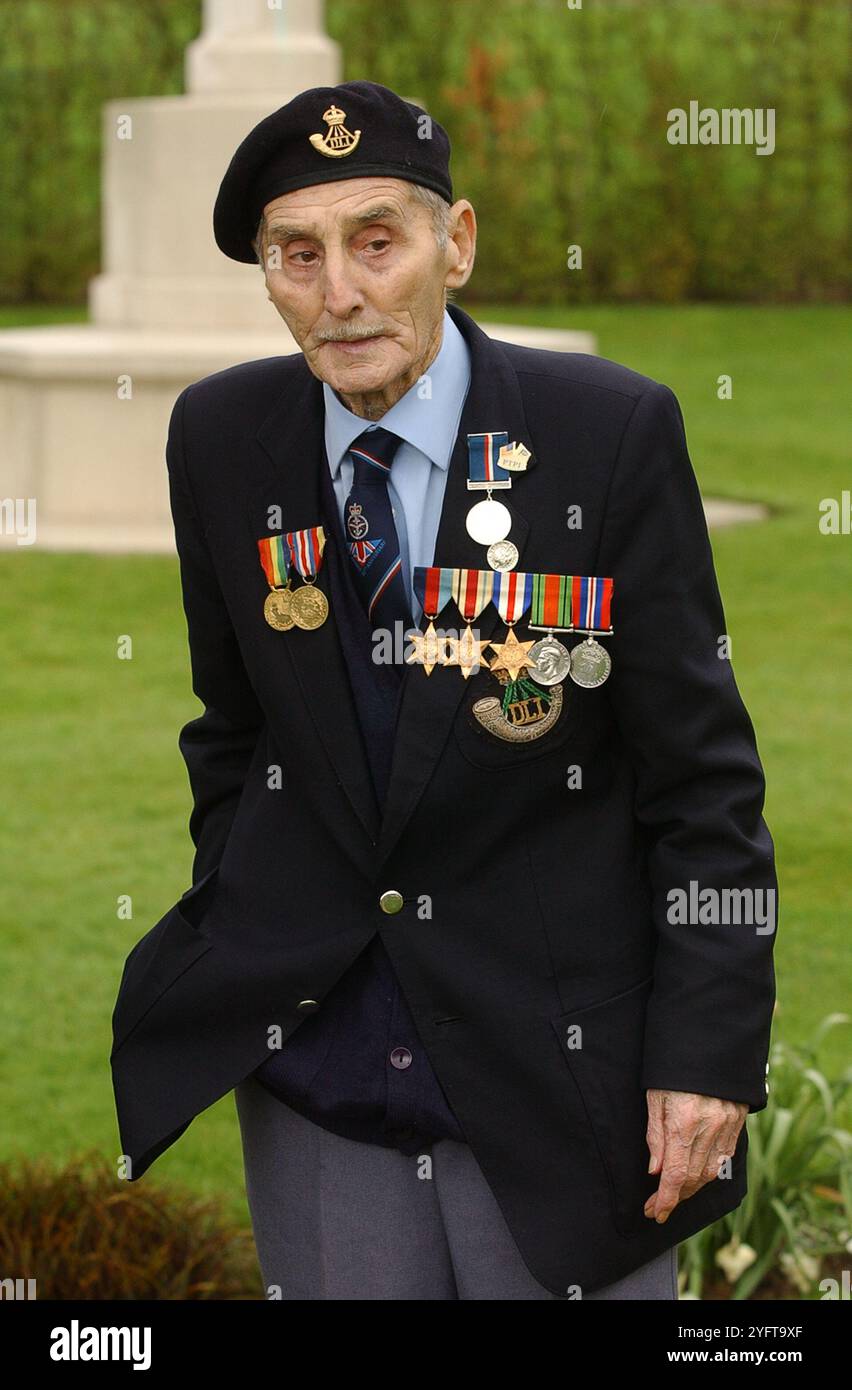 Der Veteran Ken Lieghfield von der Durham Light Infanterie begrüßt seine gefallenen Kameraden auf dem Jerusalem Cemetery in der Normandie Frankreich 2004 Stockfoto