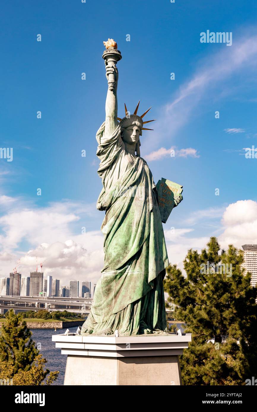 Freiheitsstatue und Bucht von Tokio, Regenbogenbrücke, Odaiba, Tokio © Giorgia de Dato Stockfoto
