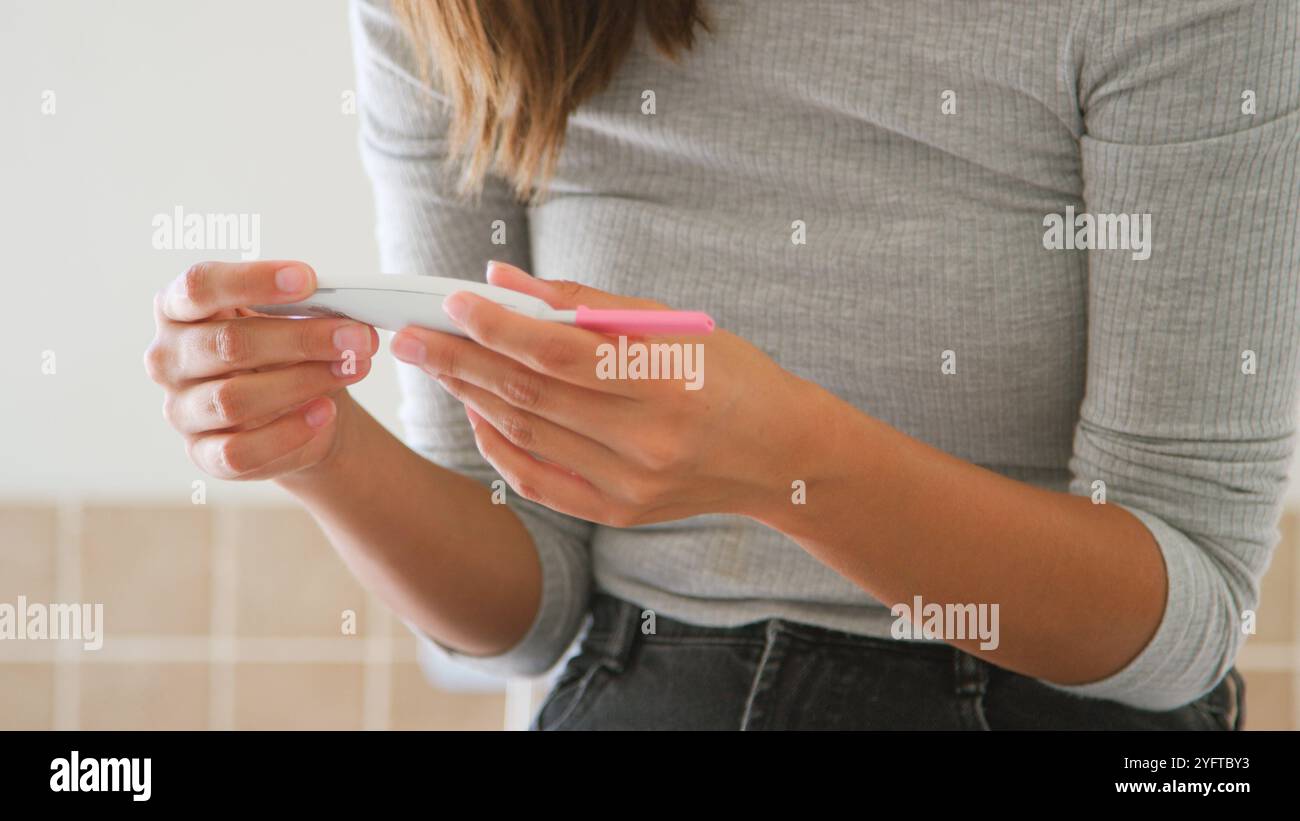 Nahaufnahme Der Frau Im Badezimmer Mit Heim Schwangerschaftstest Stockfoto