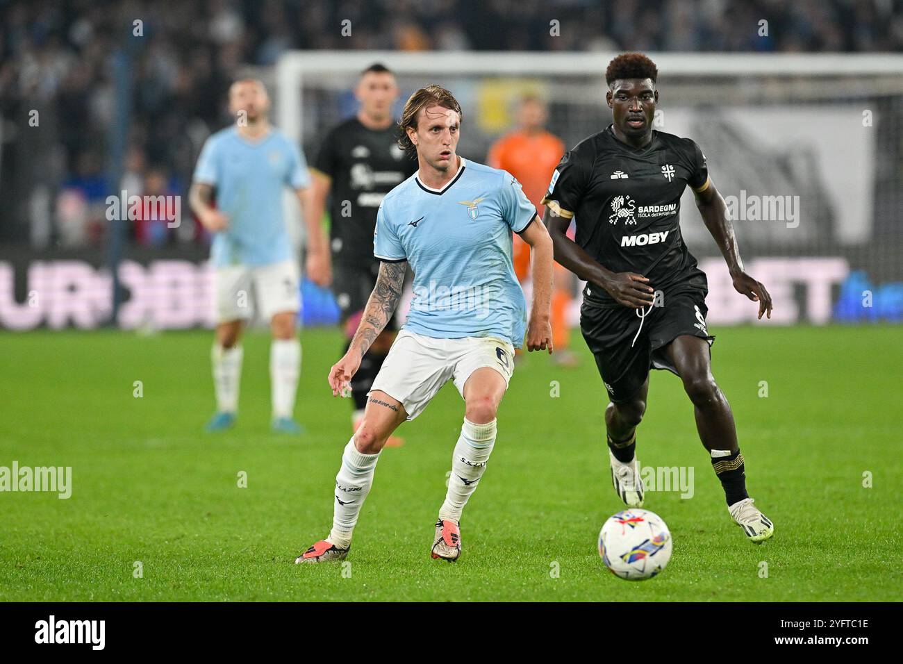 Roma, Italien. November 2024. Olimpico-Stadion, Rom, Italien - Nicolo Rovella von SS Lazio und Michel Ndary Adopo von Cagliari während der Serie A EniLive Football Match, Roma gegen Turin, 4. November 2024 (Foto: Roberto Ramaccia/SIPA USA) Credit: SIPA USA/Alamy Live News Stockfoto