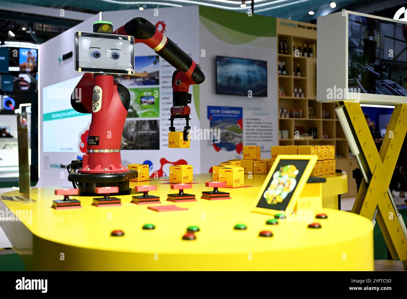 Shanghai. November 2024. Auf der siebten China International Import Expo (CIIE) im ostchinesischen Shanghai am 5. November 2024 ist ein Sortierroboterarm am Stand von DHL zu sehen. Die neueste Ausgabe der CIIE, der weltweit ersten nationalen Ausstellung für Importe, wurde am Dienstag in Shanghai eröffnet. Quelle: Chen Haoming/Xinhua/Alamy Live News Stockfoto