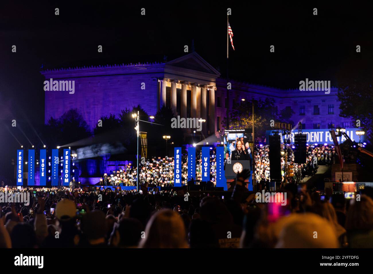 PHILADELPHIA, USA, 4. NOVEMBER 2024: Vizepräsidentin Kamala Harris bei ihrer letzten Wahlkampfveranstaltung vor der Wahl in Philadelphia, PA. Stockfoto