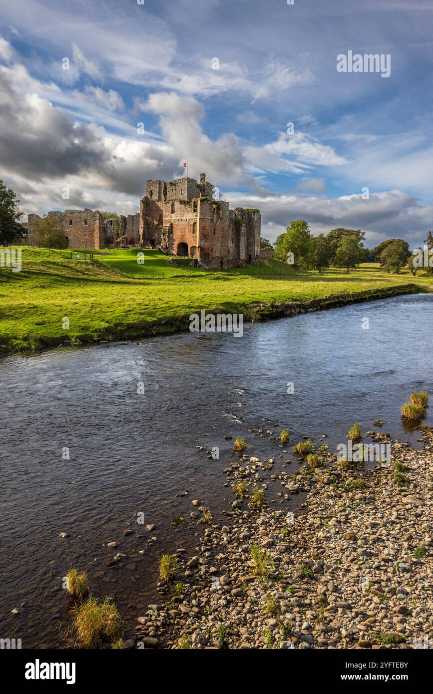 Der Fluss Eamont mit den Ruinen von Brougham Castle im Hintergrund, Cumbria, England Stockfoto