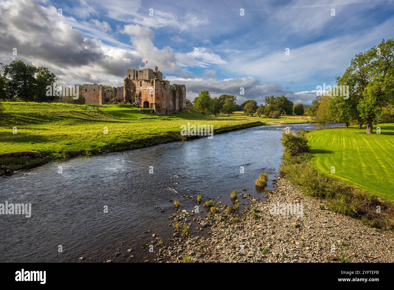 Der Fluss Eamont mit den Ruinen von Brougham Castle im Hintergrund, Cumbria, England Stockfoto