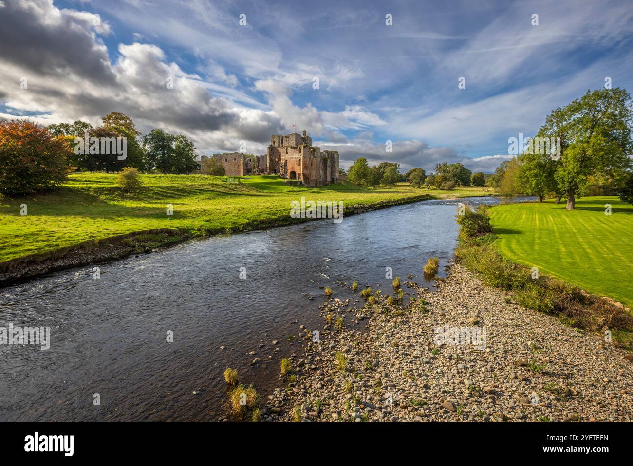 Der Fluss Eamont mit den Ruinen von Brougham Castle im Hintergrund, Cumbria, England Stockfoto