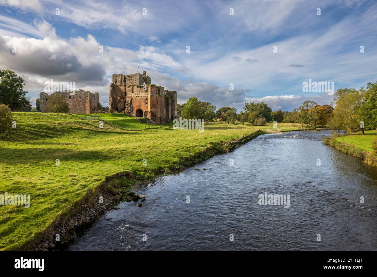 Der Fluss Eamont mit den Ruinen von Brougham Castle im Hintergrund, Cumbria, England Stockfoto