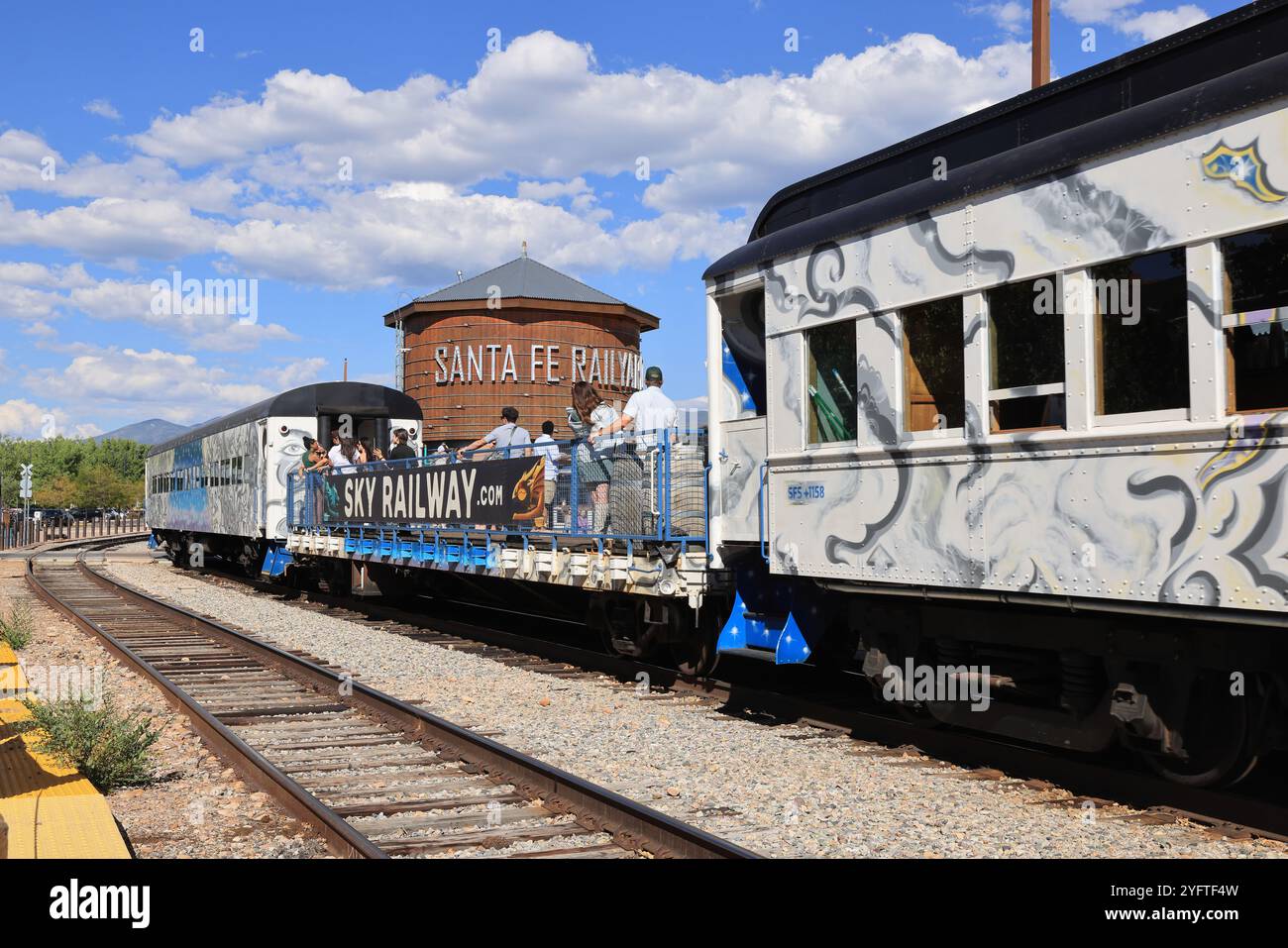 Die Bahnlinie am Santa Fe Railyard, dem trendigen neuen Epizentrum der Stadt für Kunst, Shopping und Restaurants, New Mexico, USA. Stockfoto