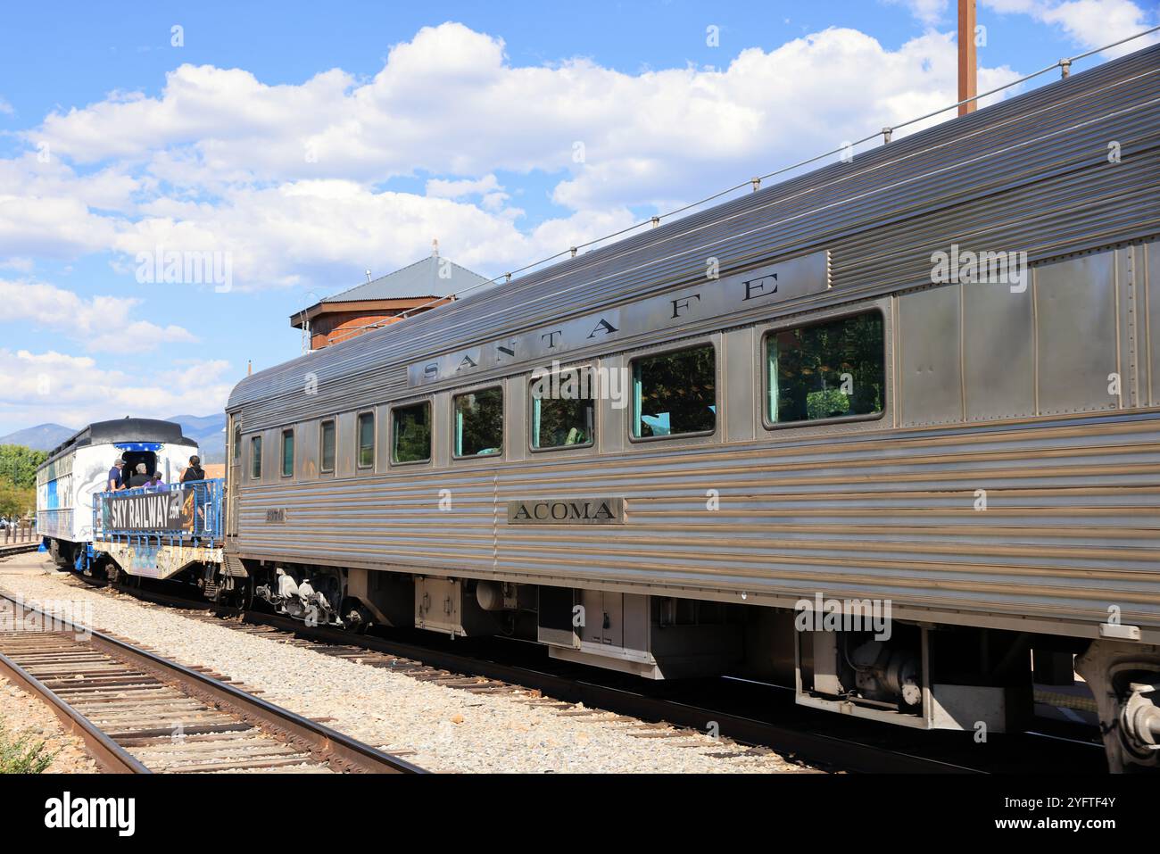 Die Bahnlinie am Santa Fe Railyard, dem trendigen neuen Epizentrum der Stadt für Kunst, Shopping und Restaurants, New Mexico, USA. Stockfoto