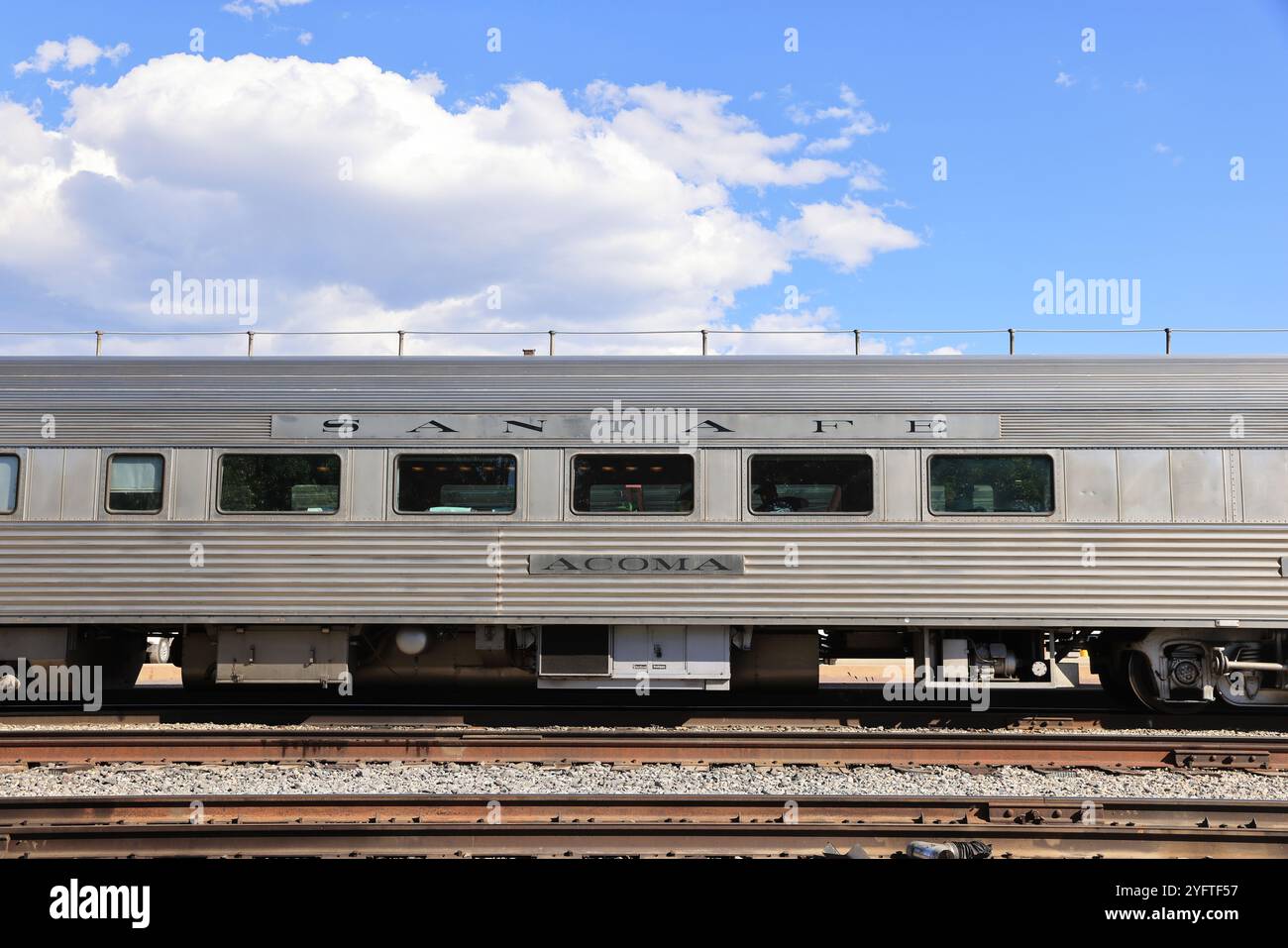 Die Bahnlinie am Santa Fe Railyard, dem trendigen neuen Epizentrum der Stadt für Kunst, Shopping und Restaurants, New Mexico, USA. Stockfoto