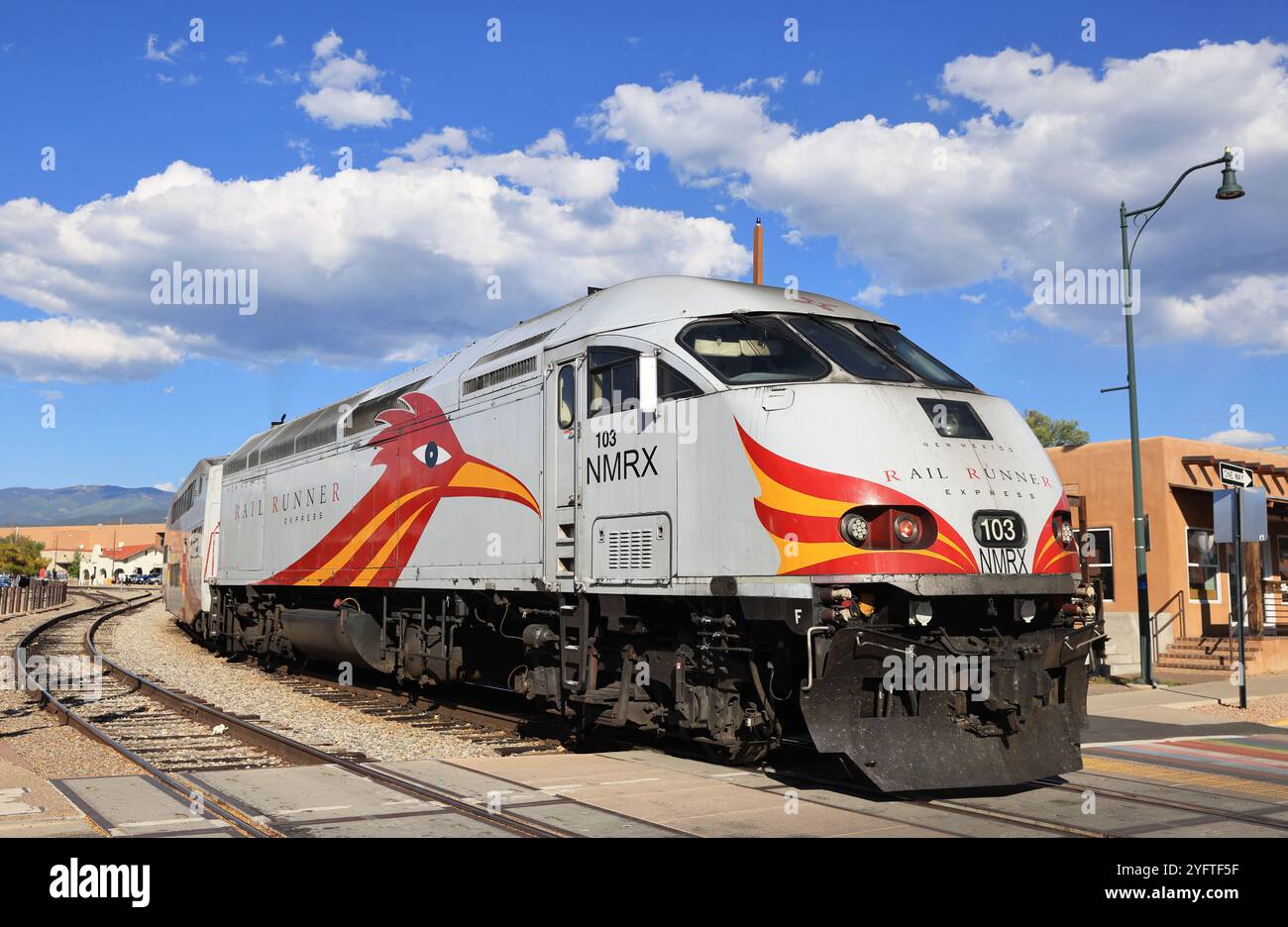 Die Bahnlinie am Santa Fe Railyard, dem trendigen neuen Epizentrum der Stadt für Kunst, Shopping und Restaurants, New Mexico, USA. Stockfoto