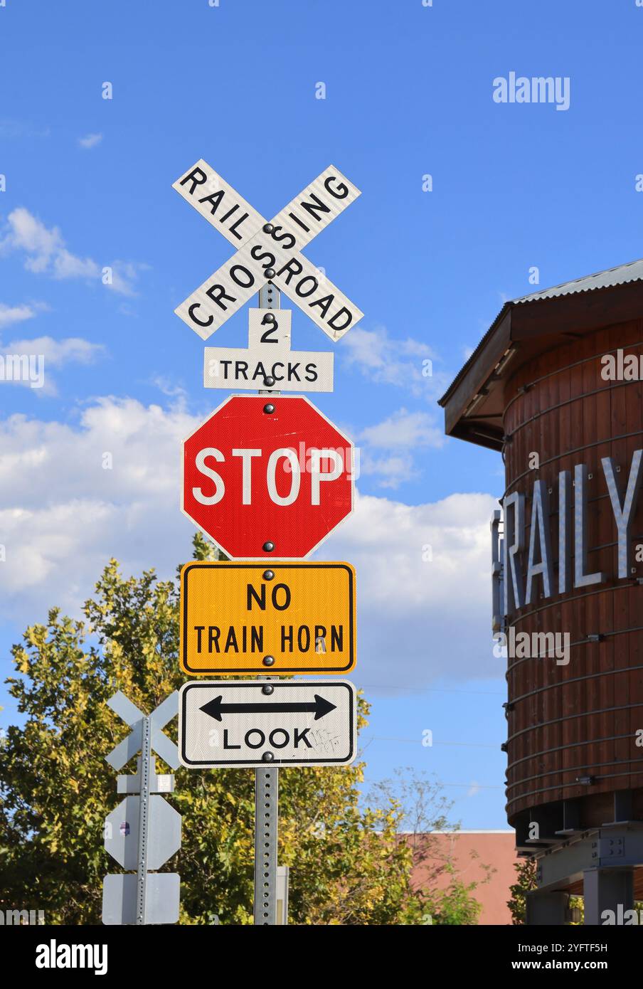 Die Bahnlinie am Santa Fe Railyard, dem trendigen neuen Epizentrum der Stadt für Kunst, Shopping und Restaurants, New Mexico, USA. Stockfoto