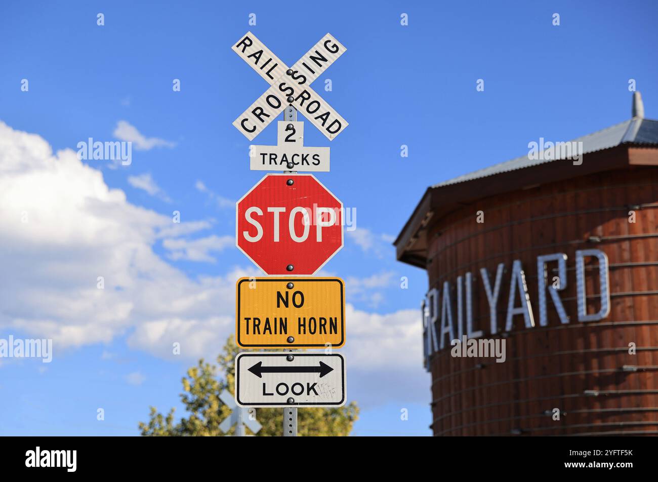 Die Bahnlinie am Santa Fe Railyard, dem trendigen neuen Epizentrum der Stadt für Kunst, Shopping und Restaurants, New Mexico, USA. Stockfoto