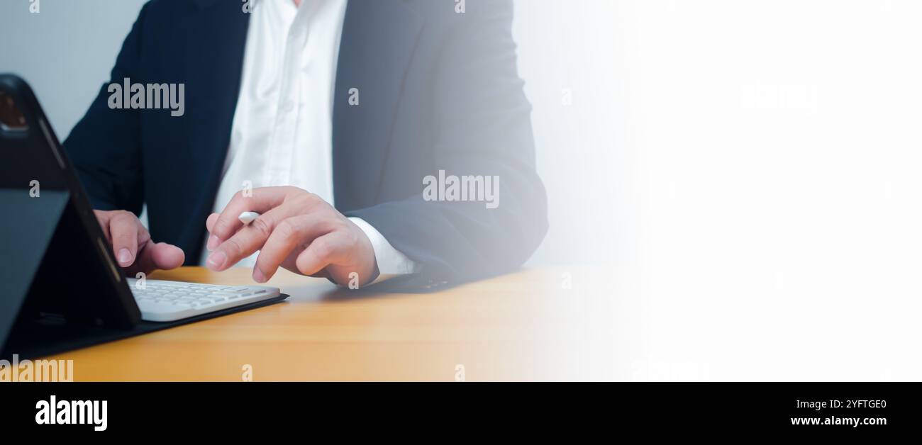 Symbolvorlage für Computertastatur und Internetzugriff. Stellt die Übertragung von Geschäfts-, Finanz- und Serviceinformationen mithilfe von Technologie dar. Stockfoto