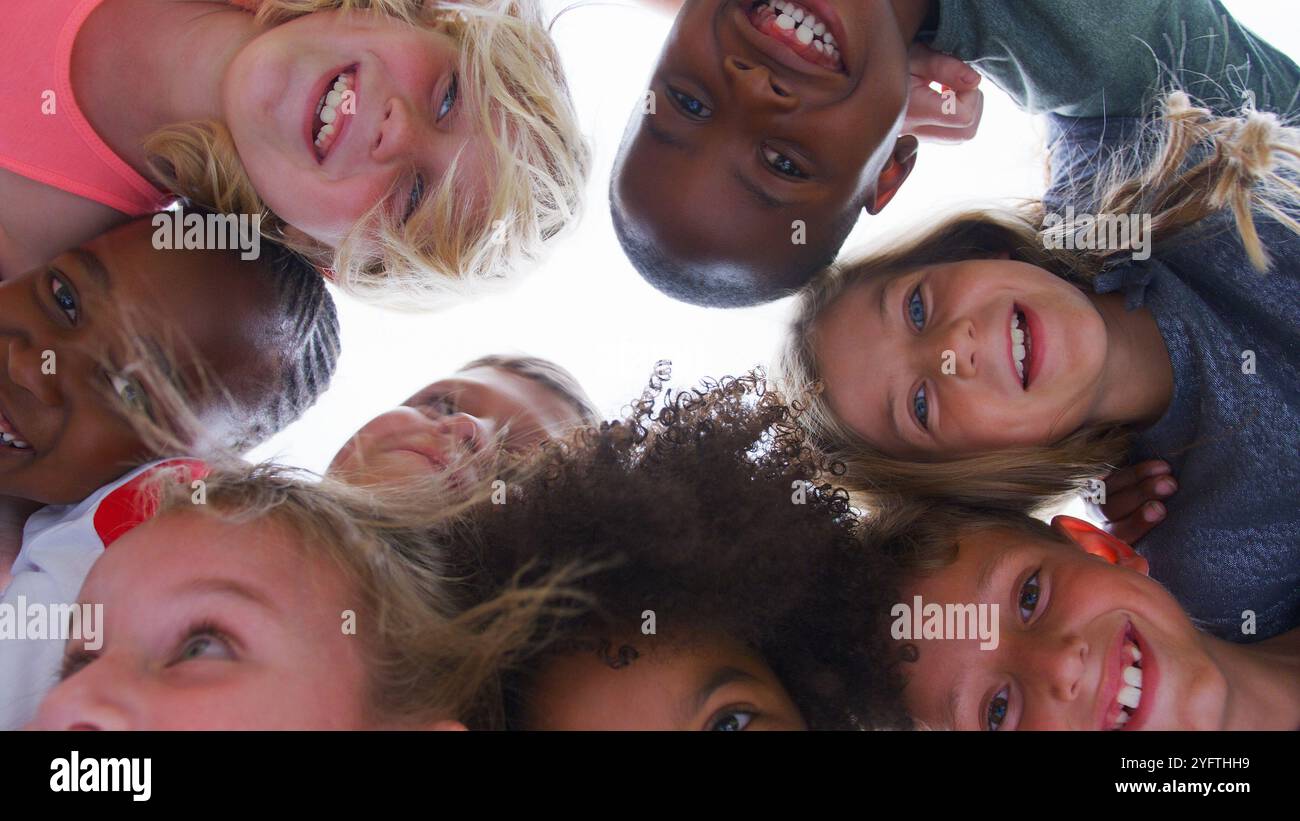 Gruppe von Multi-Cultural Kinder mit Freunde auf der Suche nach unten in die Kamera Stockfoto