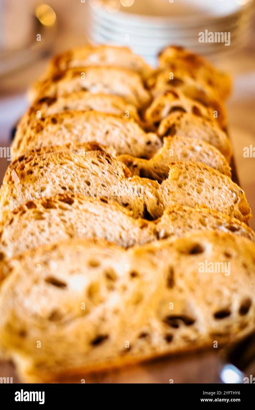 Scheiben rustikales Landbrot. Stockfoto