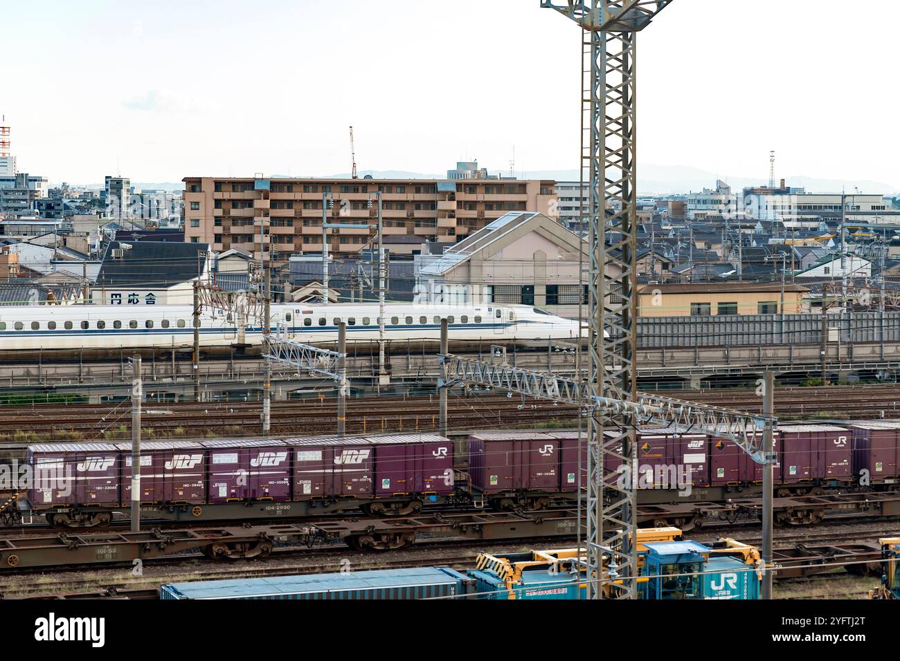 Blick vom Kyoto Rail Museum, Landschaft mit Schienen und Zügen (shinkansen), Kyoto, Japan © Giorgia de Dato Stockfoto