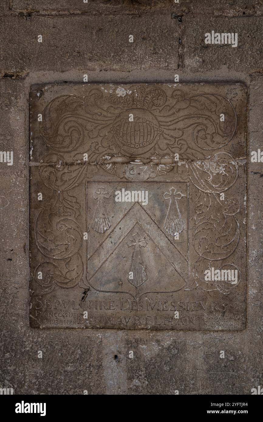 Stome geschnitztes Schild im Kreuzgang, der Kathedrale von Beziers, dem Departement Herault in der Region Occitanie, Frankreich. Stockfoto