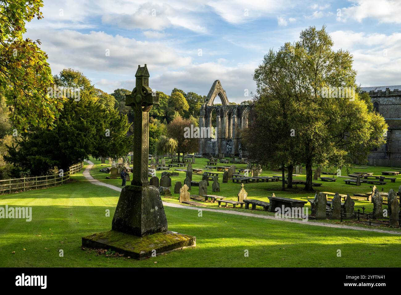 Malerische malerische, sonnendurchflutete Klosterruinen der Bolton Abbey (gepflegte Grabsteine im Kirchhof in wunderschöner Umgebung) - Yorkshire Dales, England Großbritannien. Stockfoto