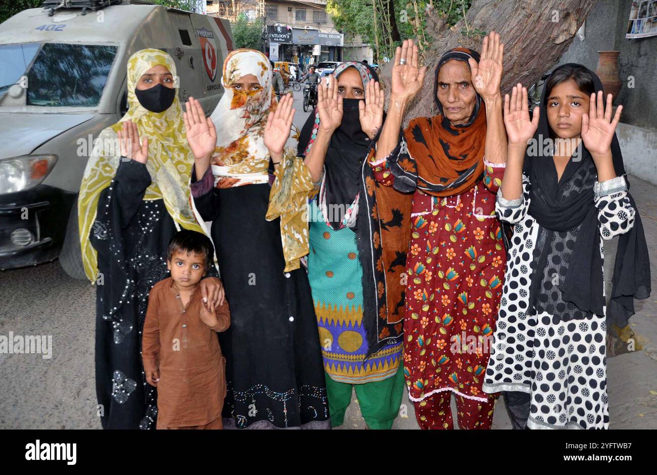 Die Einwohner von Kotri halten am Dienstag, den 5. November 2024, im Pressesaal von Hyderabad eine Protestdemonstration gegen die hohe Händigkeit ihrer einheimischen Bevölkerung ab. Stockfoto