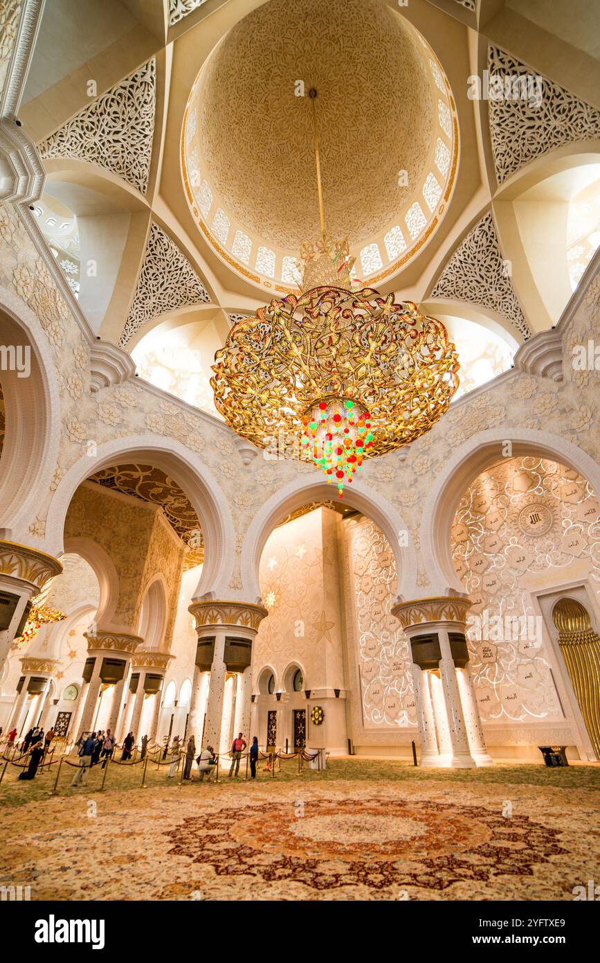 Abu Dhabi, Vereinigte Arabische Emirate - 18. Dezember 2014: Scheich-Zayed-Moschee, Abu Dhabi, VAE am 18. Dezember 2013 in Abu Dhabi. Die drittgrößte Moschee der Welt hat eine Fläche von 22.412 Quadratmetern Stockfoto