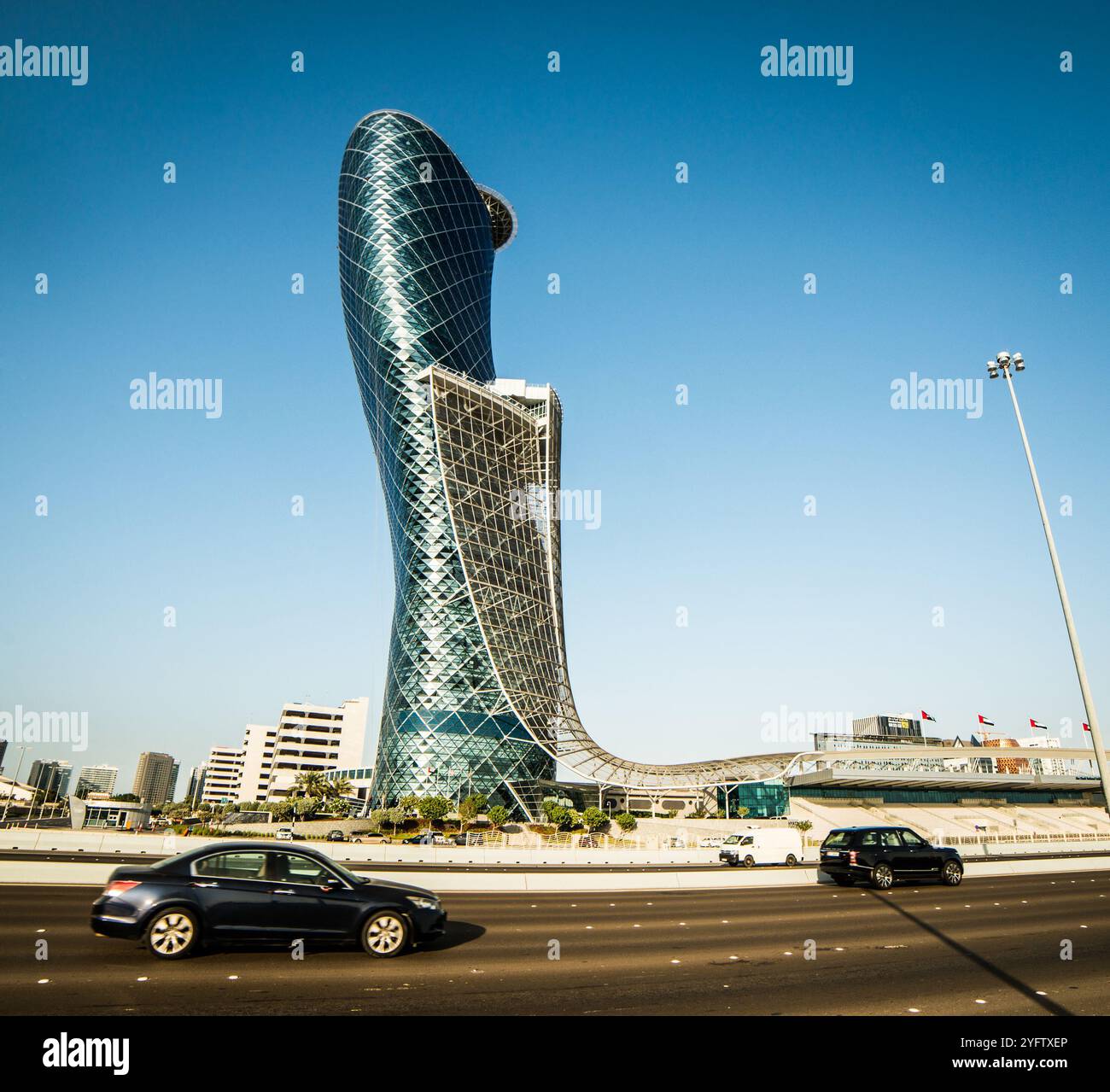 ABU DHABI, VAE - 18. DEZEMBER: Der Capital Gate Tower am 18. Dezember 2013 in Abu Dhabi, ist als der am weitesten schiefe Menschenhand geschaffene Welten der Welt zertifiziert. Stockfoto
