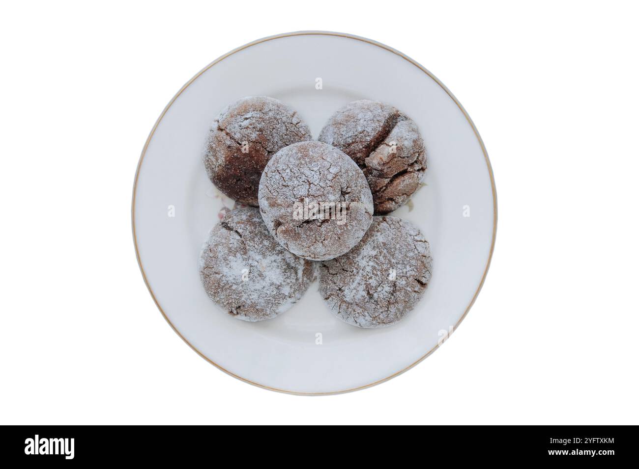 Romantisches Schokoladengebäck. Kuchen in Keramikplatte isoliert auf weißem Hintergrund. Draufsicht. Stockfoto