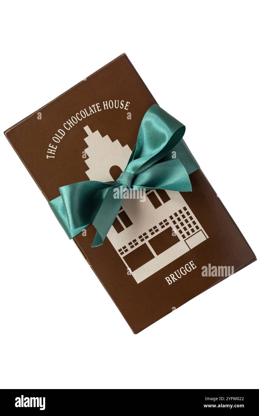 Das alte Schokoladenhaus, Schachtel mit Pralinen aus Brügge Belgien isoliert auf weißem Hintergrund - Schachtel mit belgischen Pralinen aus Schokoladenladen Stockfoto