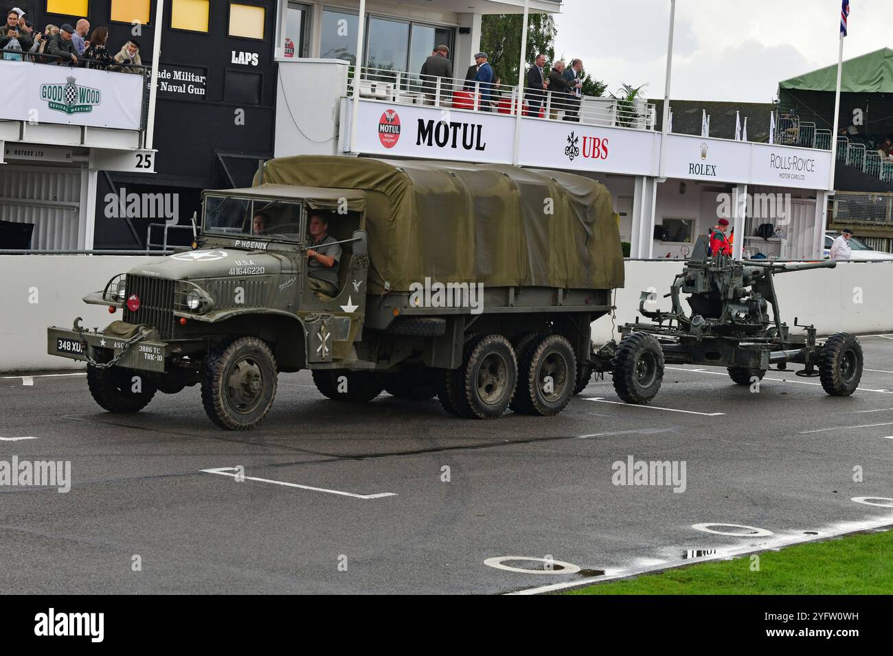 GMC CCKW-353 6x6, Phoenix, 348 XUP, USA 411646220, Schleppen eines Artilleriestücks, D-Day 80th Anniversary Parade, eine großartige Sammlung alliierter Militärfahrzeuge Stockfoto