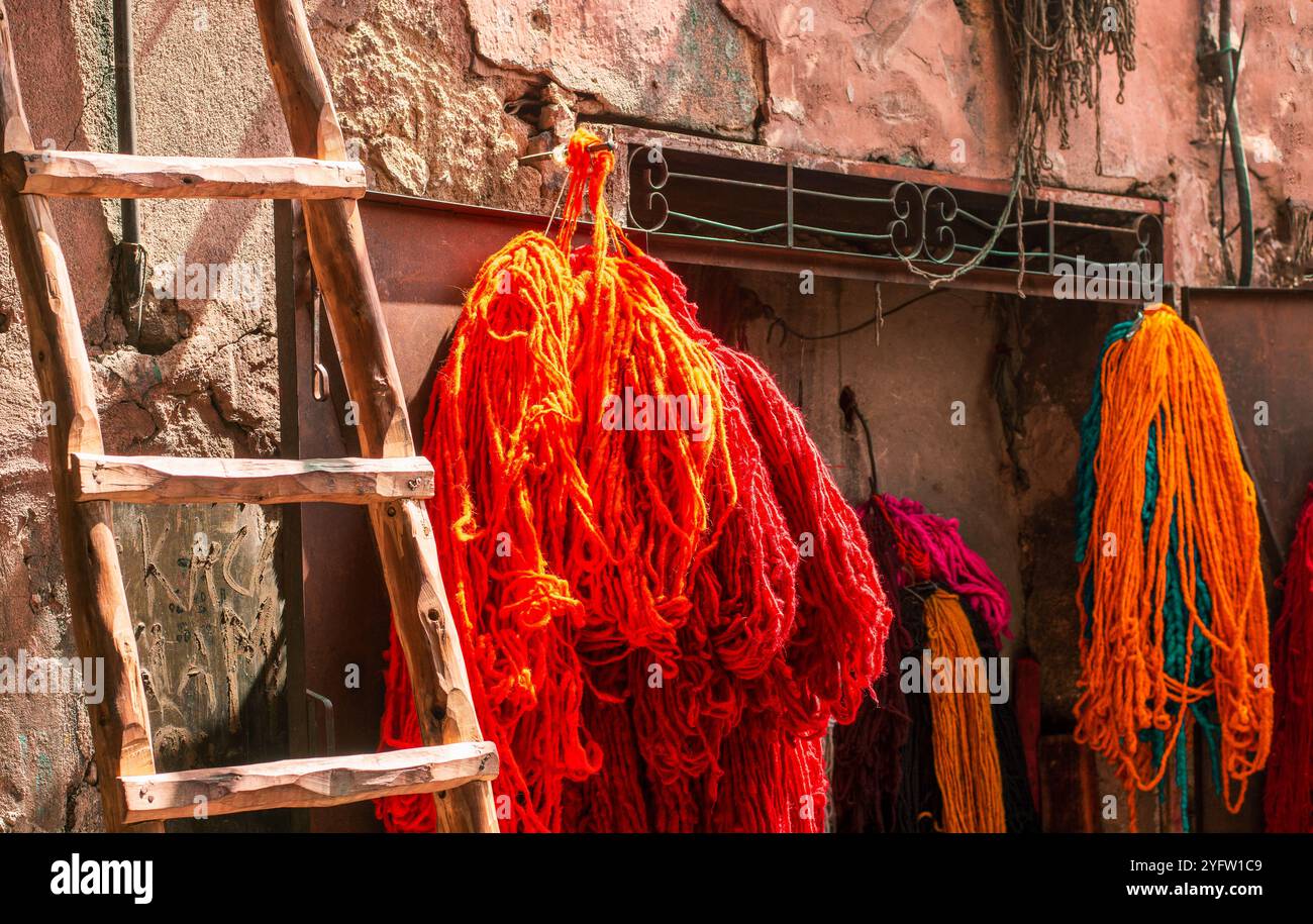 Die frisch gefärbten Stoffe lassen sich in der Sonne im Souk von Marrakesch in Marokko trocknen Stockfoto