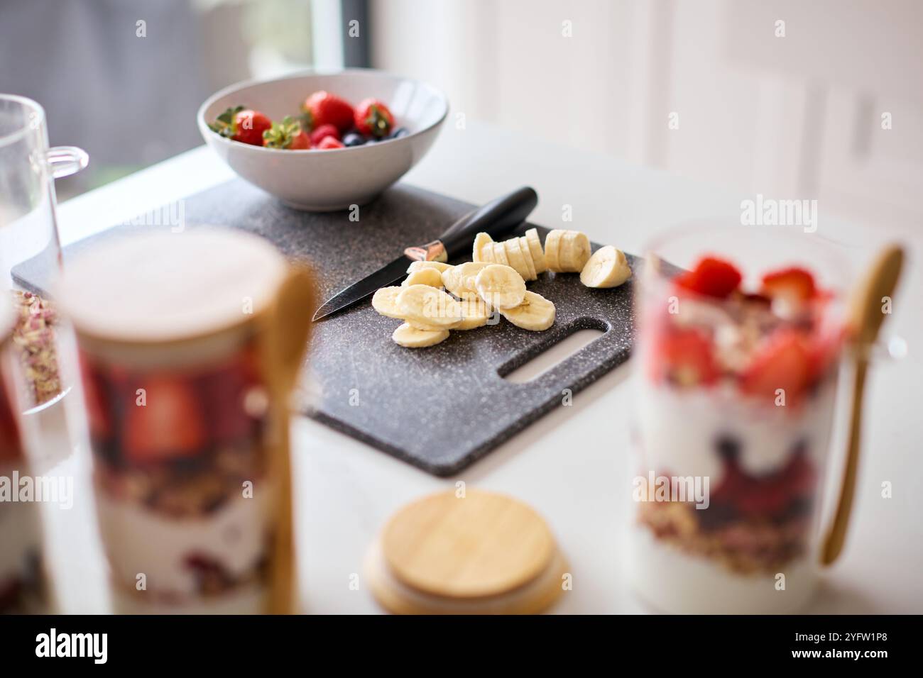 Nahaufnahme Von Obst Mit Joghurt Und Müsli Gemischt In Glastopf Für Gesundes Frühstück Stockfoto