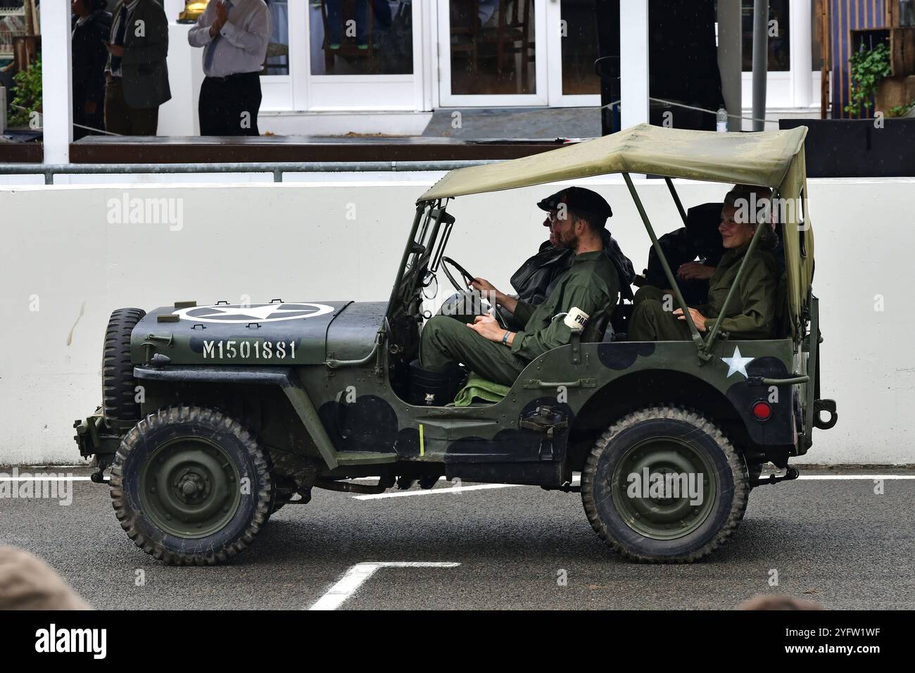 USA Jeep, M1501881, D-Day 80th Anniversary Parade, eine große Sammlung alliierter Militärfahrzeuge, die an den Landungen in der Normandie teilnahmen Stockfoto