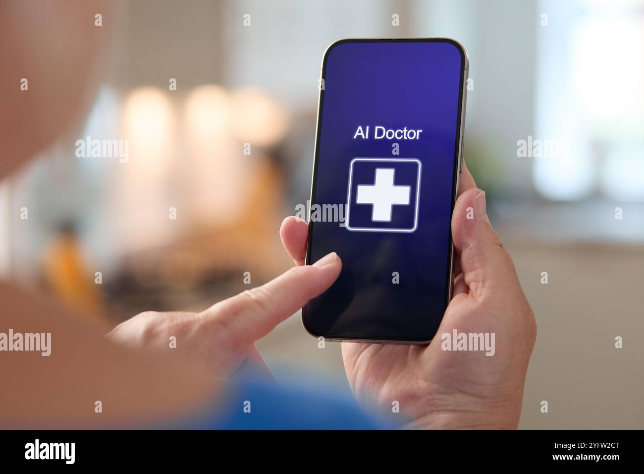 Eine Person interagiert mit einem Smartphone, das eine KI-Arztanwendung anzeigt, und hebt die Bequemlichkeit der Technologie beim Zugriff auf Gesundheitsdienstleistungen hervor Stockfoto