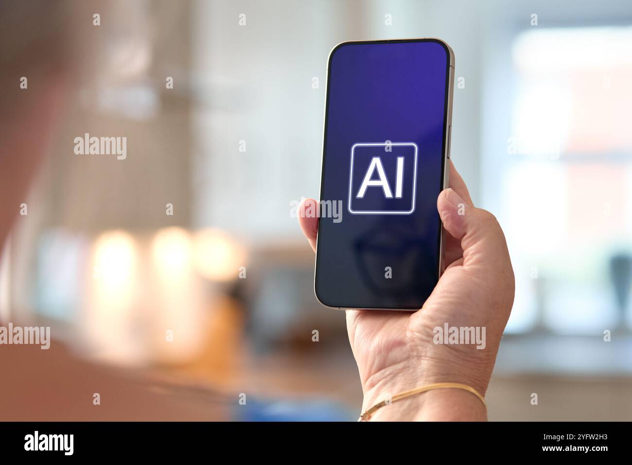 Eine Person hält ein Smartphone, das den Text KI auf dem Bildschirm anzeigt und die Bedeutung der Technologie der künstlichen Intelligenz unterstreicht. Der Backgr Stockfoto