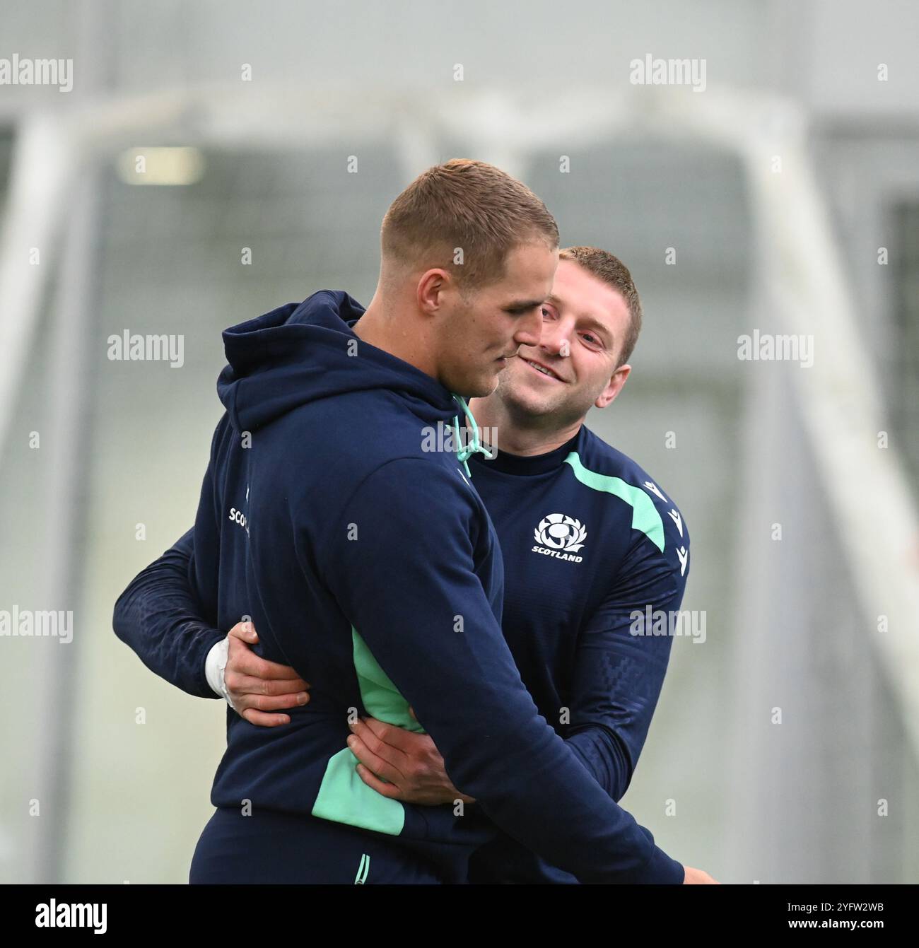 Oriam Sports Centre . Edinburgh Schottland Vereinigtes Königreich, 5. November 24. 2024/25 HERBST TESTET das berühmte Grouse Nations Series Schottland Training vor dem Spiel gegen Südafrika Scotlands Duhan van der Merwe & Finn Russell Credit: eric mccowat/Alamy Live News Stockfoto