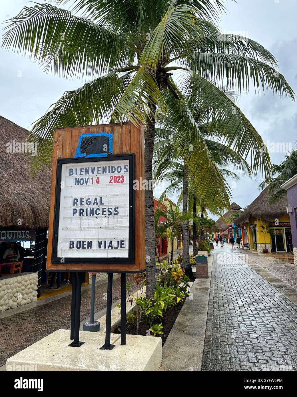 November 2023: Schild mit dem Regal Princess Kreuzfahrtschiff nach Puerta Maya, Cozumel, Quintana Roo, Yucatan Peninsula, Mexiko Stockfoto