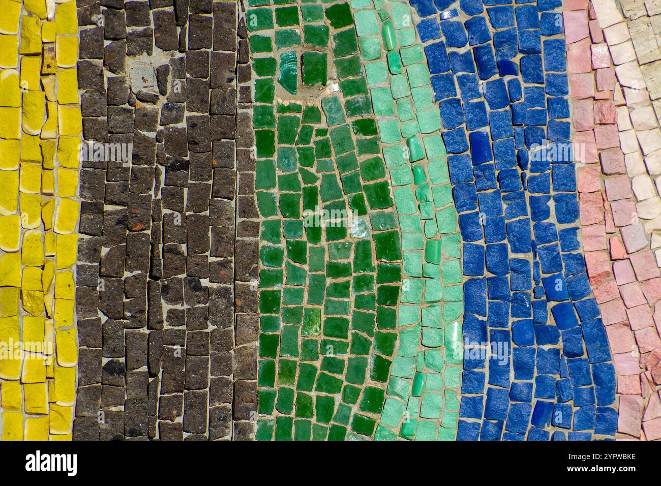 Farbenfrohe Keramikmosaik-Wandstruktur - handgefertigtes quadratisches Fliesendesign. Altes abstraktes mehrfarbiges Steinmosaik der Sowjetunion Stockfoto