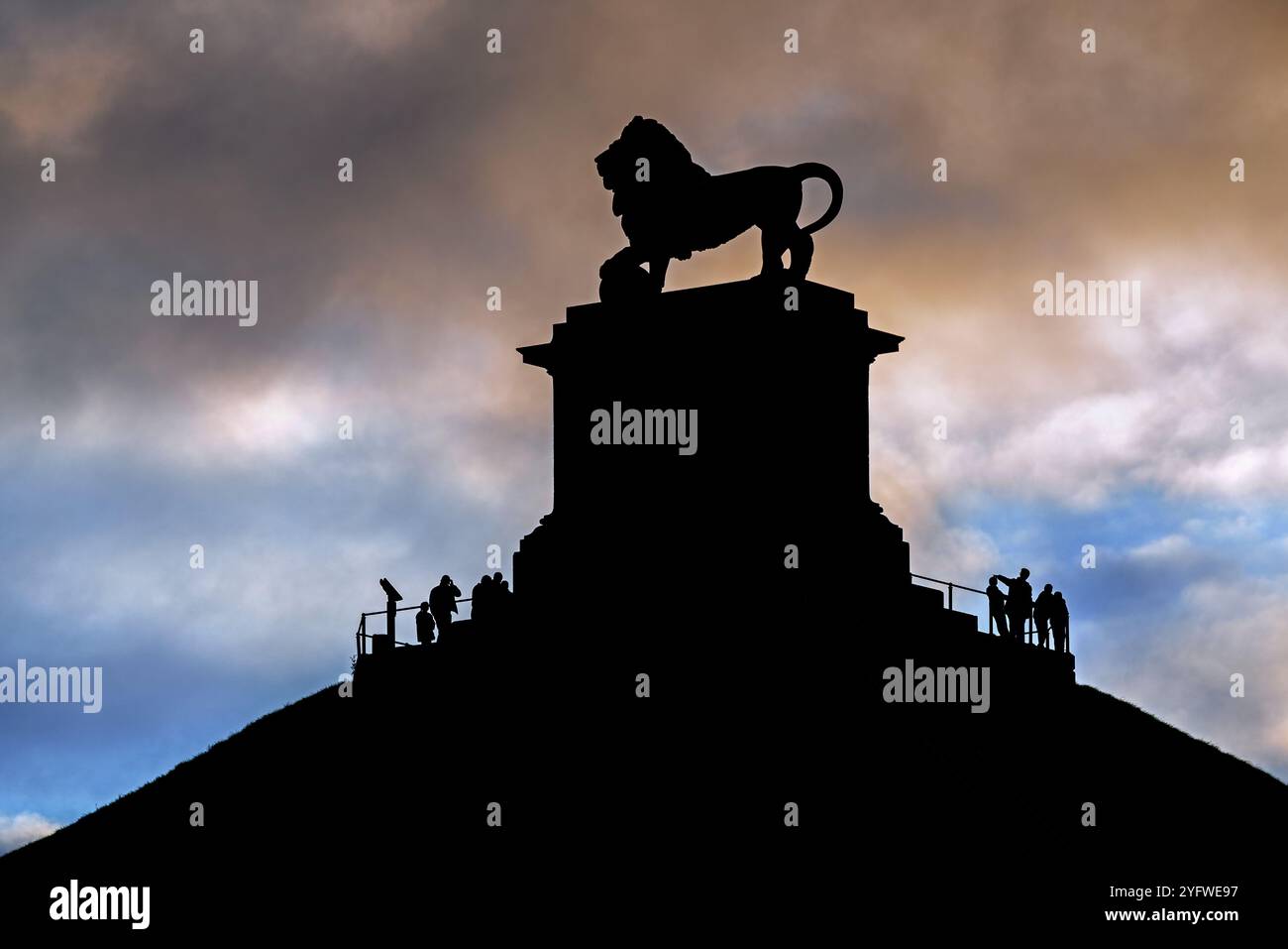 Löwenhügel bei Sonnenuntergang, Denkmal zum Gedenken an das Ende des Napoleonischen Krieges auf dem Schlachtfeld Domain of the Waterloo 1815, Braine-l'Alleud, Belgien Stockfoto