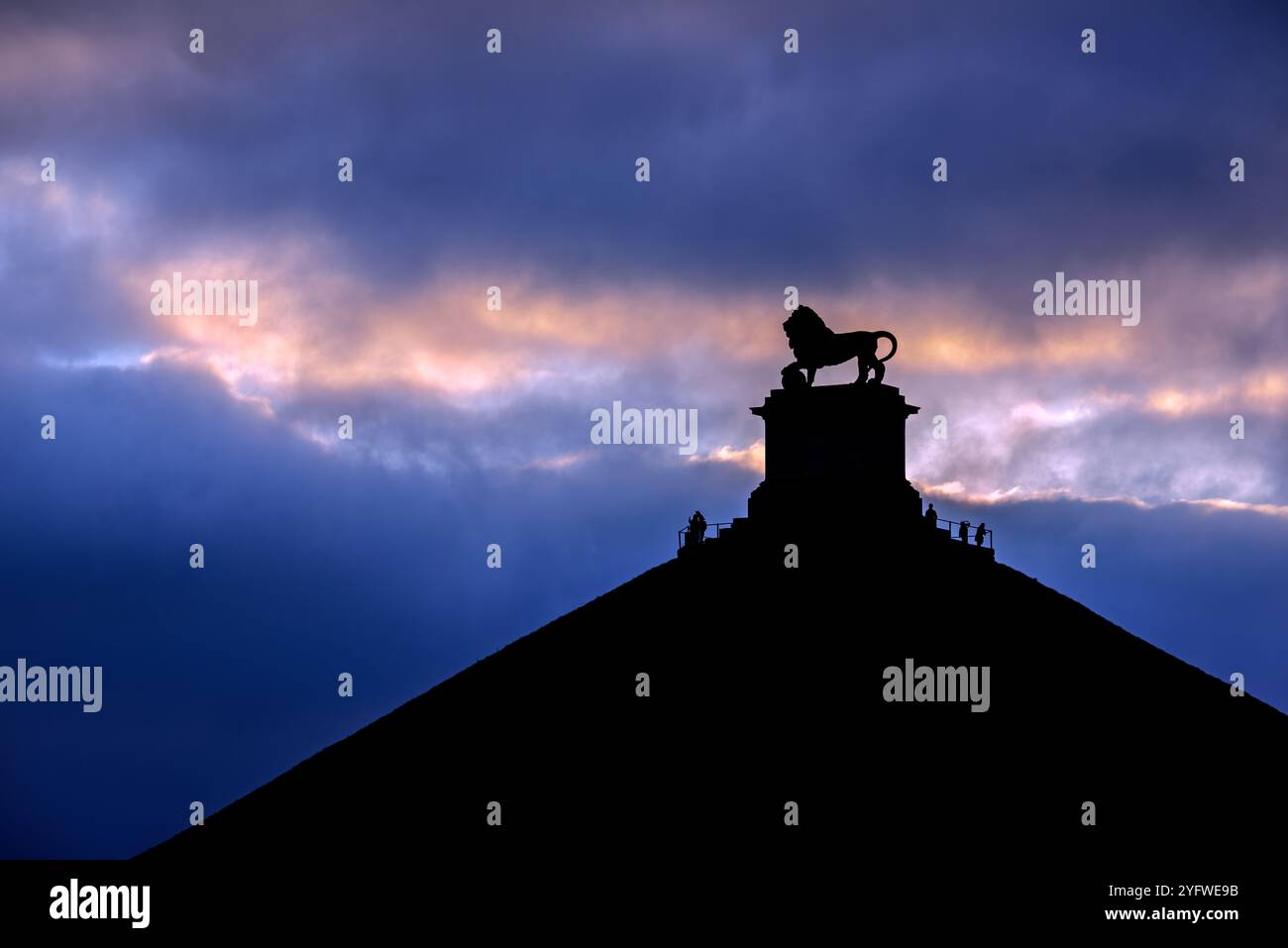 Löwenhügel bei Sonnenuntergang, Denkmal zum Gedenken an das Ende des Napoleonischen Krieges auf dem Schlachtfeld Domain of the Waterloo 1815, Braine-l'Alleud, Belgien Stockfoto