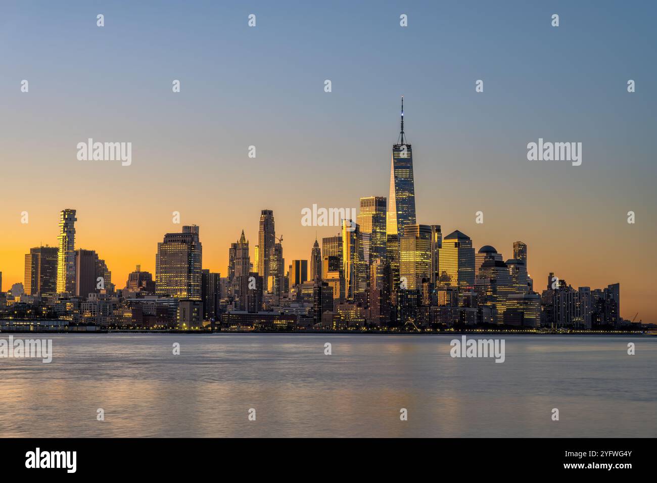 Die Skyline der Innenstadt von Manhattan vor Sonnenaufgang Stockfoto