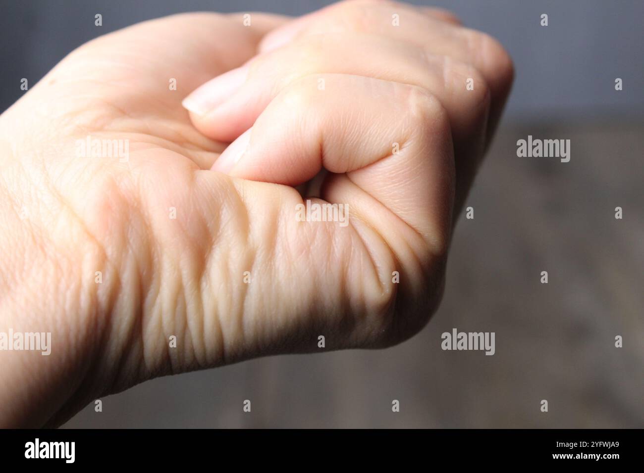 Beuge die Handflächen der Arme. Die Seite der Handfläche einer Frau. Wahrsagung an der Hand. Stockfoto