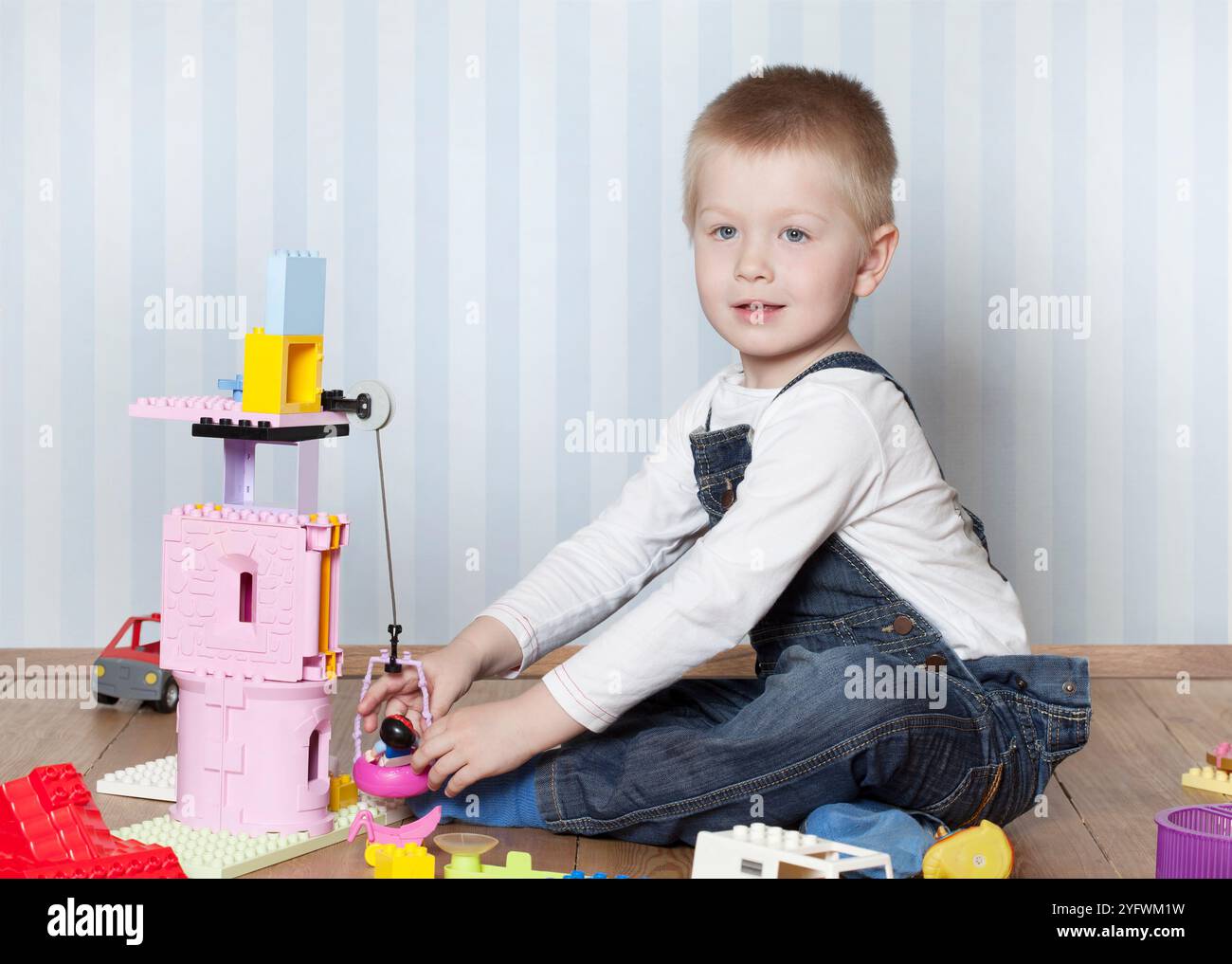 Drei Jahre Junge spielt mit Spielzeug im Innenraum Stockfoto