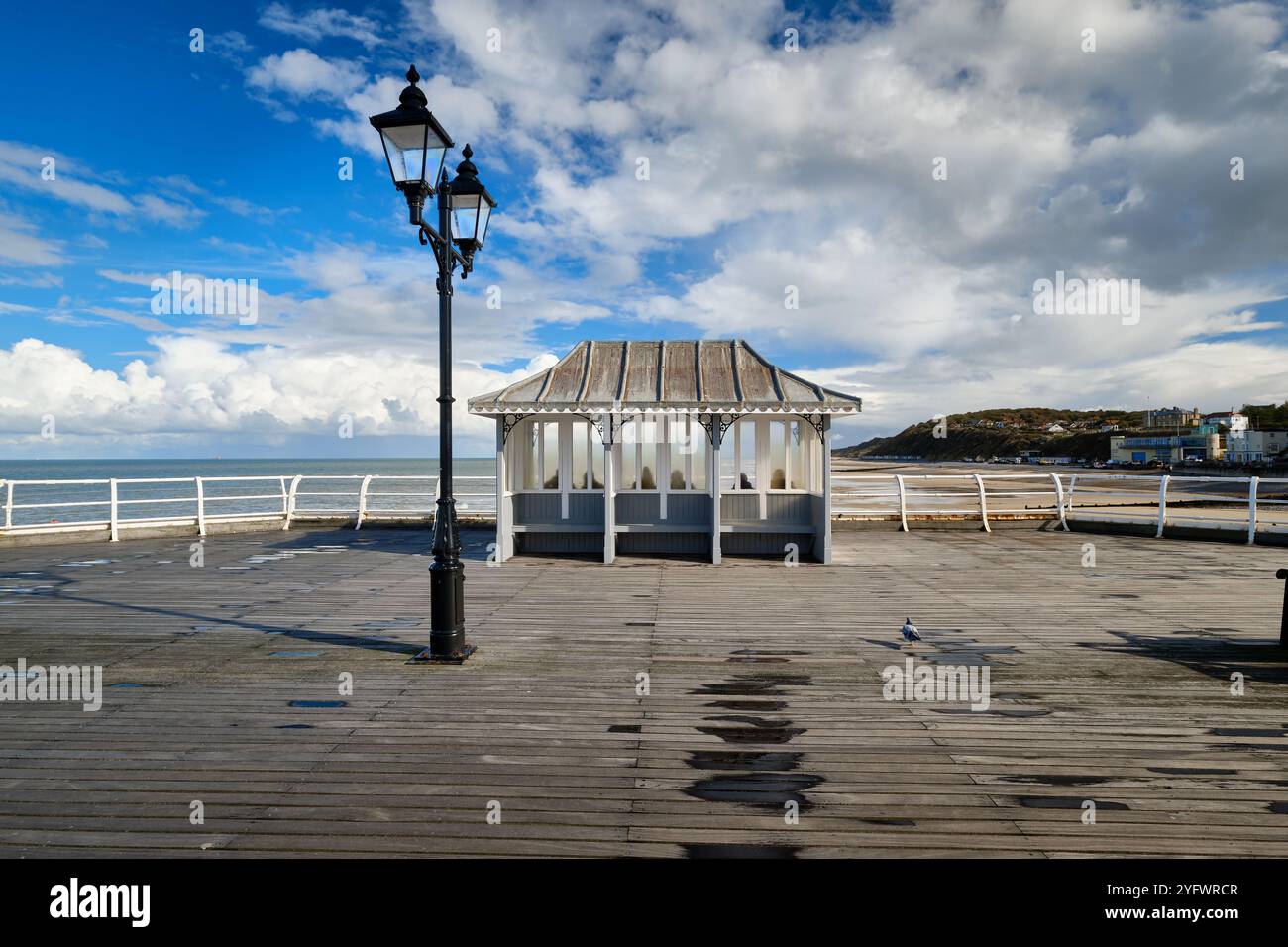 Ein viktorianischer Unterschlupf am Pier im englischen Seebad Cromer in Norfolk an der Ostküste. Beliebte traditionelle Familienurlaube an der Küste. Stockfoto