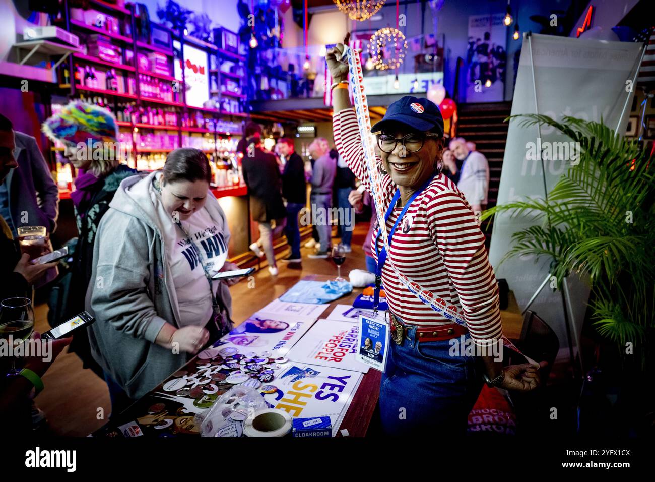 AMSTERDAM - Besucher einer Demokratischen Kundgebung während der Ergebnisnacht der US-Präsidentschaftswahlen. ANP ROBIN UTRECHT niederlande Out - belgien Out Credit: ANP/Alamy Live News Stockfoto