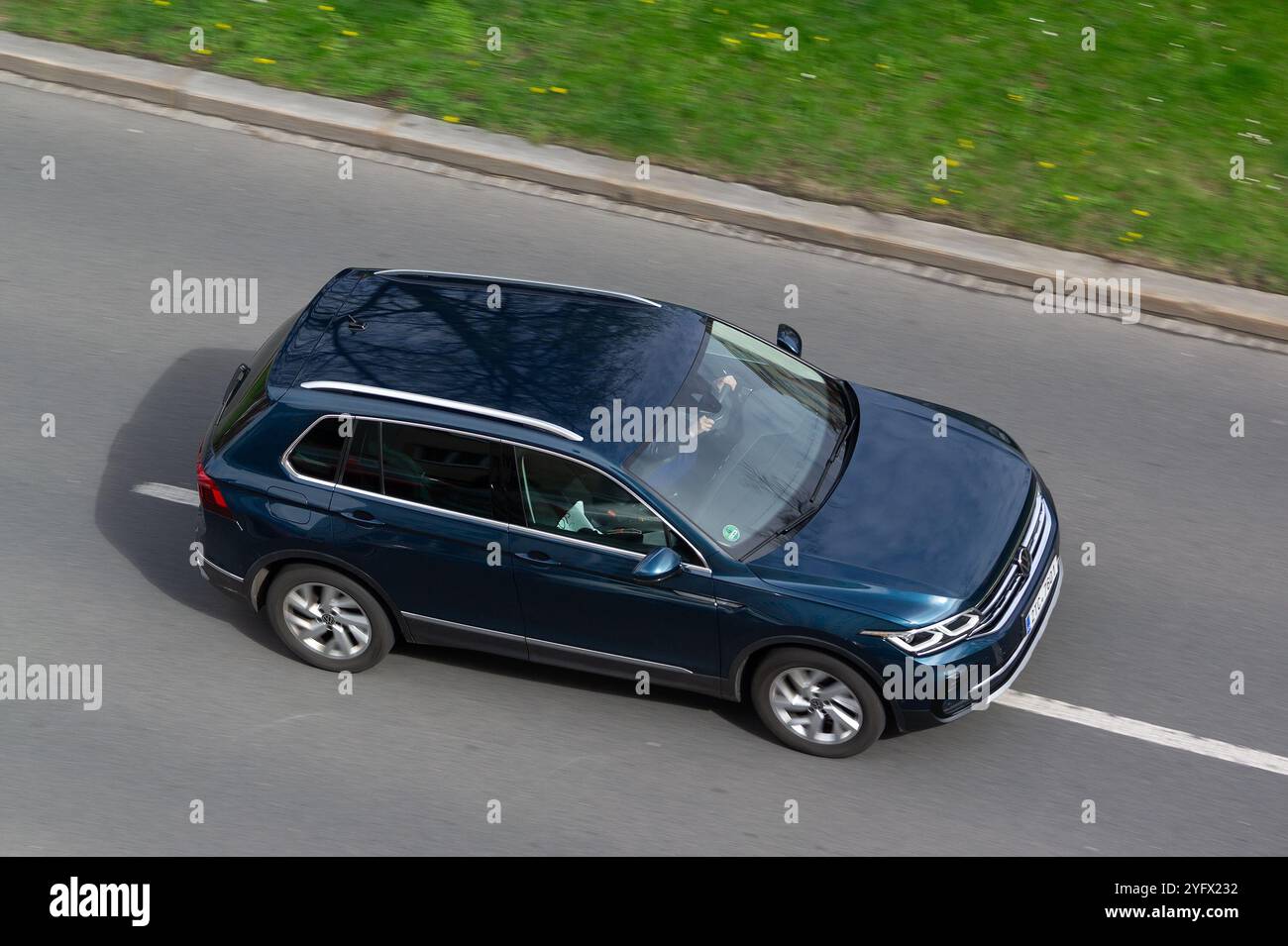 OSTRAVA, TSCHECHIEN - 4. APRIL 2024: Blauer Volkswagen Tiguan AD SUV mit Bewegungsunschärfe-Effekt Stockfoto