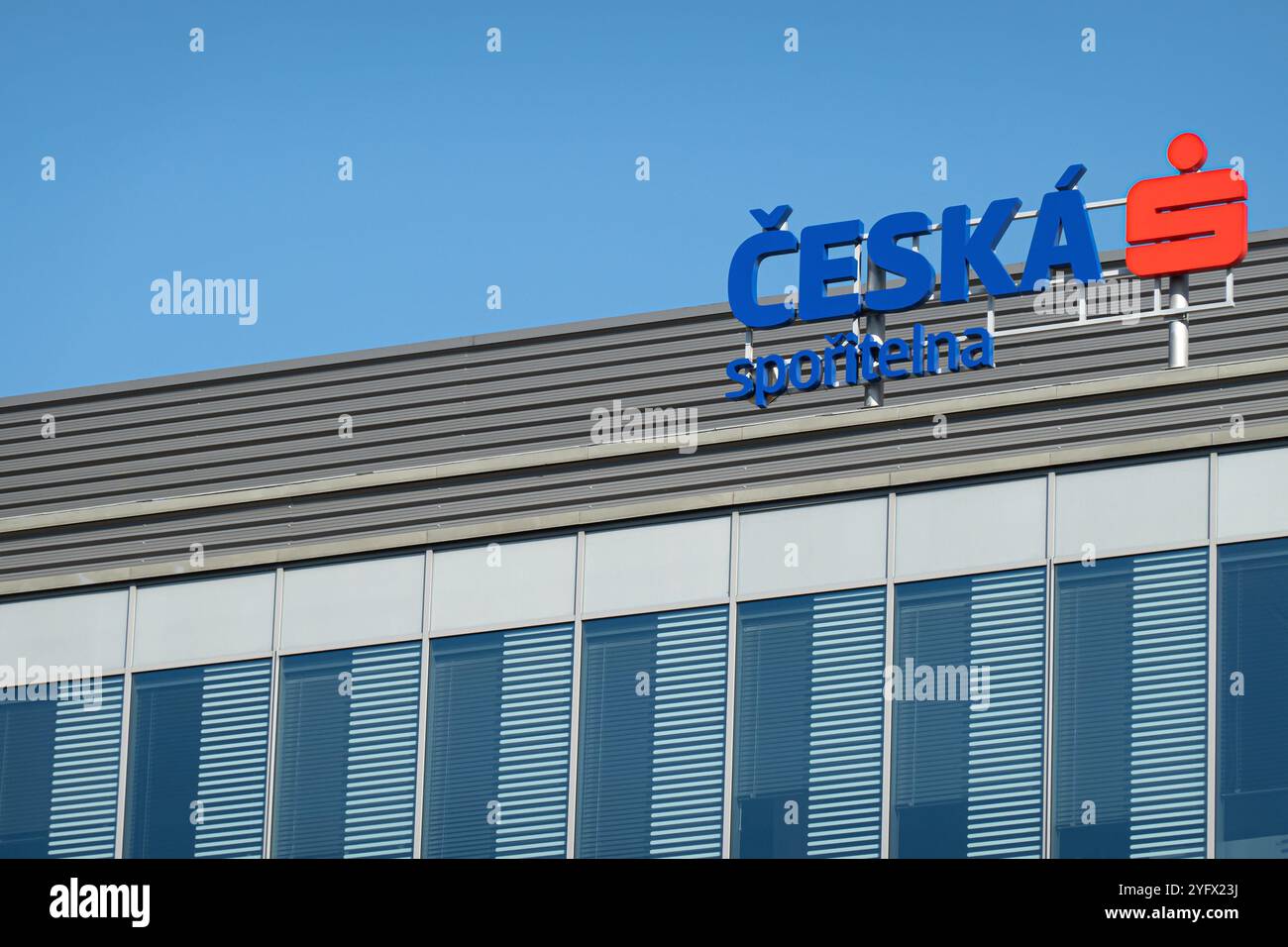 OSTRAVA, TSCHECHIEN - 28. SEPTEMBER 2023: Banner der Ceska Sporitelna Bankfiliale im Ostrava Karolina Park Stockfoto