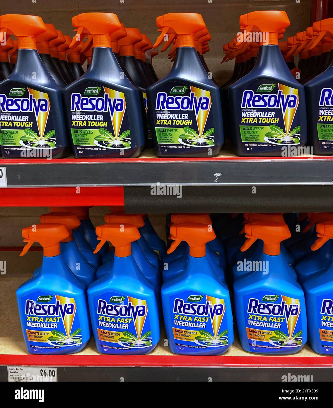 Resolva Unkrautspray zum Verkauf im Baumarkt - Smartphone-aufgenommenes Stockfoto