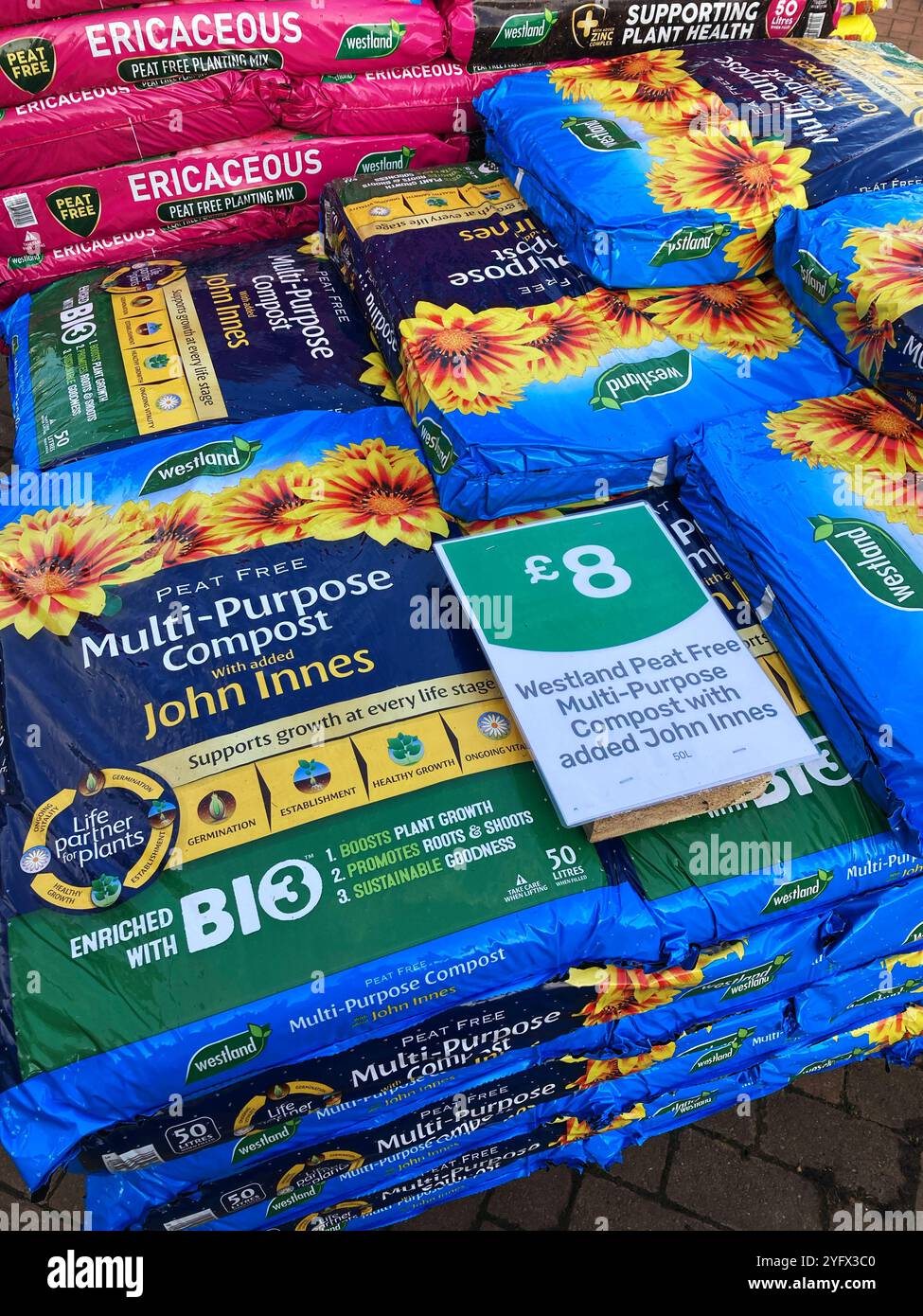 Beutel mit Mehrzweckkompost zum Verkauf im örtlichen Gartencenter Stockfoto