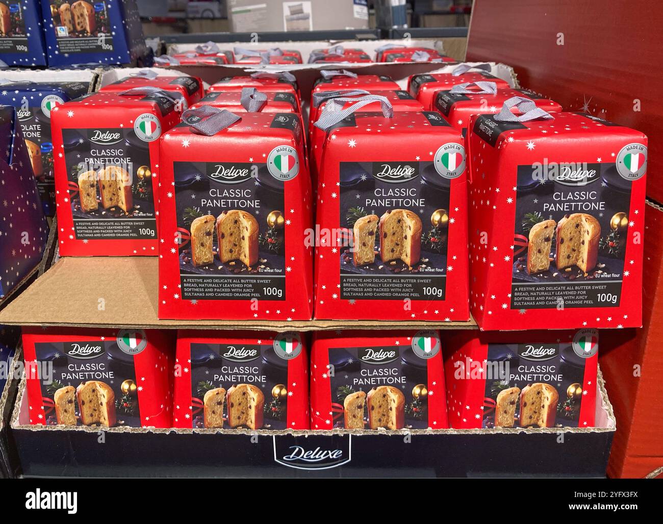 Traditionelles klassisches Weihnachtspanettone zum Verkauf im örtlichen Supermarkt - Smartphone-aufgenommenes Stockfoto